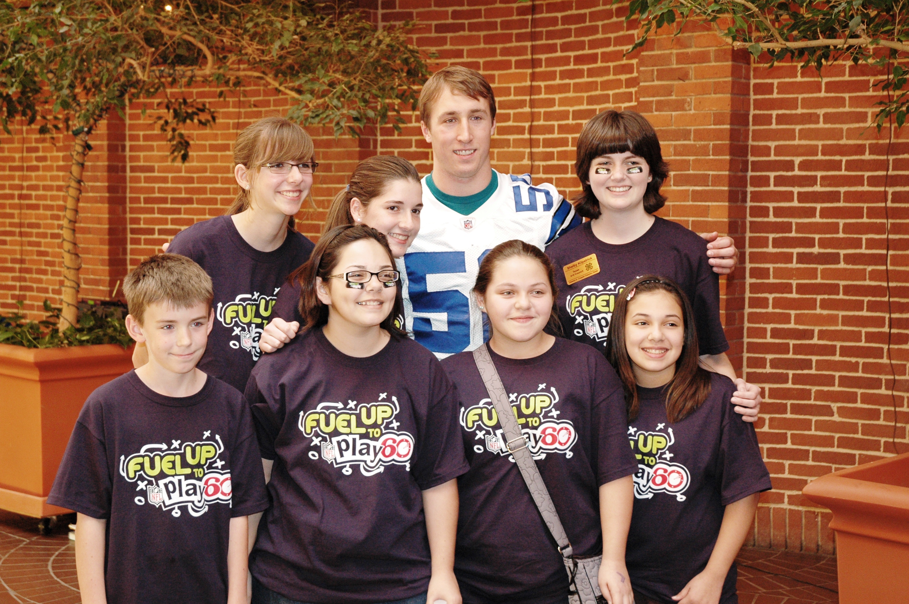 Dallas Cowboy linebacker encourages kids to eat healthy and stay active