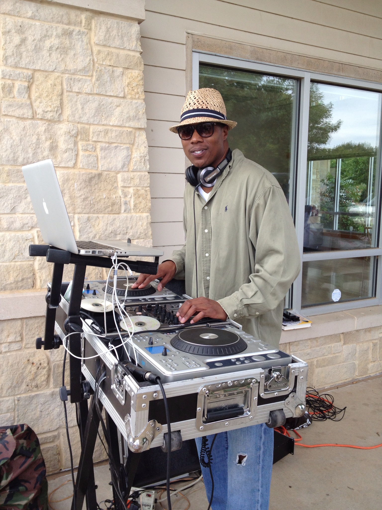 DJ Meshack will perform at toy drive, silent auction, & raffle in Addison