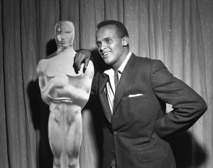 Harry Belafonte takes a photo with "Oscar" before taking the stage in 1956 to perform at the Oscars. (Image: NY Daily News)