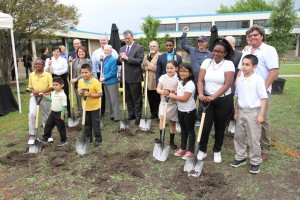 Students at Cochran Elementary post with Mayor Rawlings and other as they begin to break ground on a new water-conserving garden to be housed at the campus. photo source:Thehub.dallasisd.org