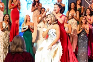 2015 Miss Texas Shannon Sanderford receives crown from 2014 Miss Texas Monique Evans (Photo Courtesy of bludoor Studios)