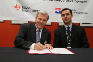  Dr. Joe May (left), DCCCD chancellor, signs the EET program agreement with Kyle Flessner, TI vice president of worldwide semiconductor quality and packaging. (Image: DCCCD)