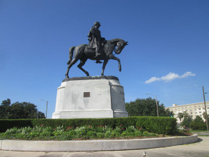 Carrollton & Esplanade Avenue intersection, New Orleans. Equestrian statue commemorating P.G.T. Beauregard in his role as Confederate General. image: Wikimedia Commons
