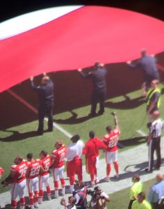Marcus Peters, the Chiefs' Pro Bowl cornerback, raised his right fist in the air while in line with his teammates during the national anthem ceremony in Kansas City, photo: twitter/Jeff Rosen