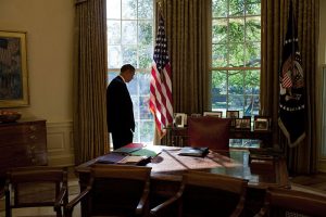 barack_obama_in_the_oval_office_2009-10